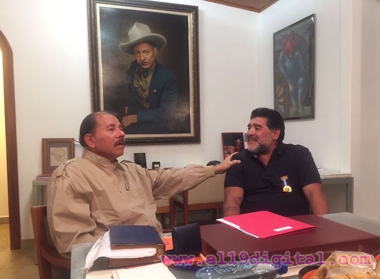 Presidente Daniel Ortega impone Orden Augusto C. Sandino a Diego Armando Maradona